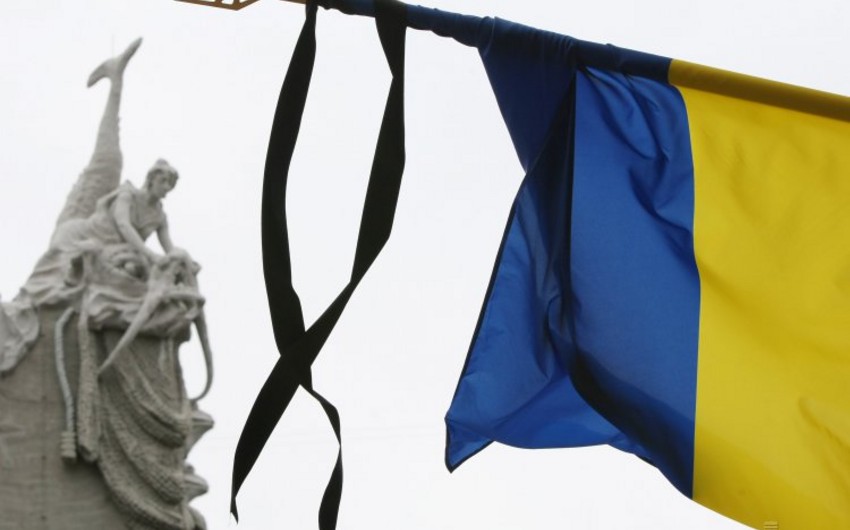 Траурное Знамя. Траурный флаг Украины. Флаг Украины с траурной лентой. Украинский флаг траур.