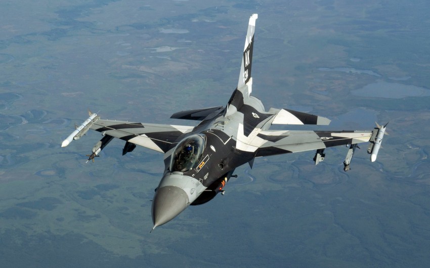 Ukraynalı pilotlar F-16 qırıcı təyyarələri ilə təlim keçmək üçün Danimarkaya gedib