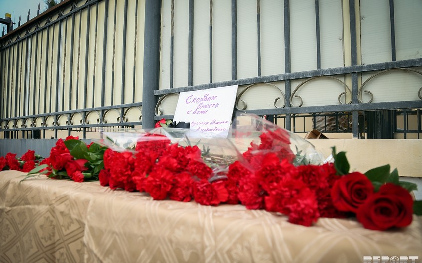 К посольству России в Баку возлагают цветы - ФОТО