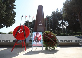 Группа представителей политических партий Азербайджана посетила Мемориал турецким воинам в Баку