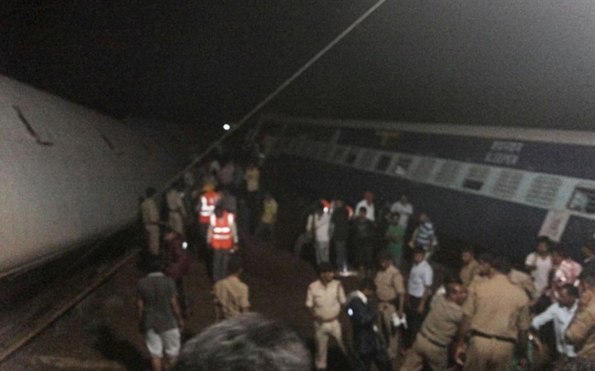 ​В результате схода с рельсов двух поездов в Индии погибло 30 человек