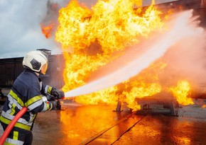 В Оренбурге из-за пожара на мебельной фабрике эвакуировали более 100 человек