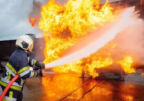 В Оренбурге из-за пожара на мебельной фабрике эвакуировали более 100 человек