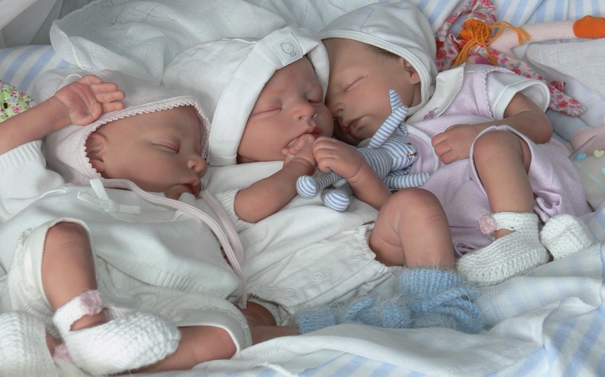 В прошлом году в Азербайджане родились 84 тройняшек и 8 четверняшек
