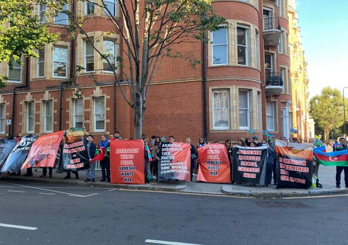 Азербайджанцы Британии провели пикет перед посольством Армении в Лондоне