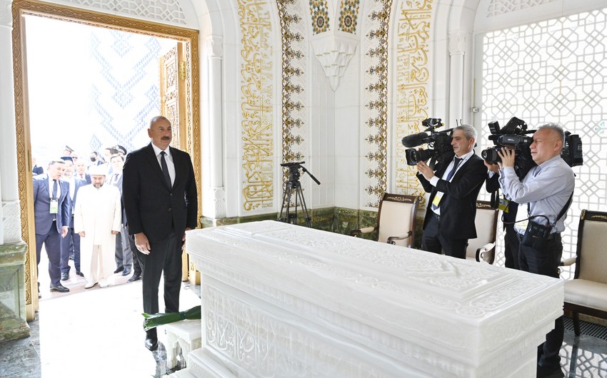 Ilham Aliyev visits mausoleum of first President of Uzbekistan Islam Karimov