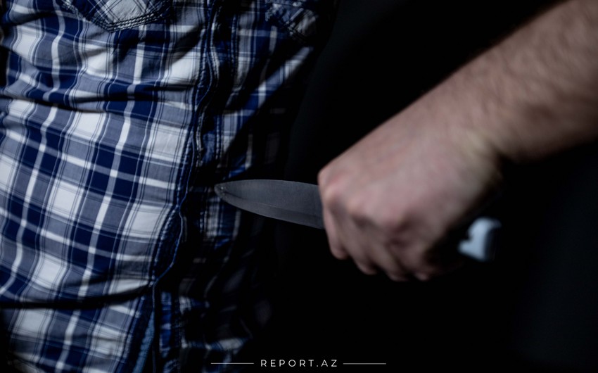 Жителя Баку ударили ножом во дворе