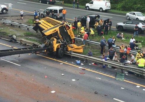 В США при ДТП с участием школьного автобуса погибли 2 человека, более 50 ранены