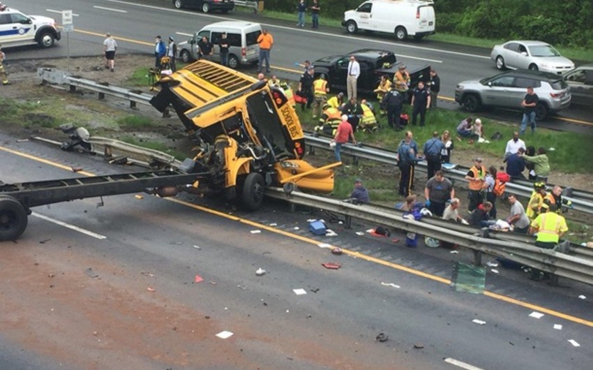 В США при ДТП с участием школьного автобуса погибли 2 человека, более 50 ранены