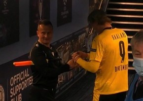 Арбитр взял у игрока Боруссии автограф после матча Лиги Чемпионов