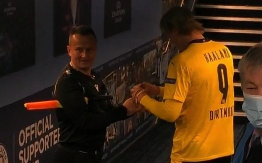 Erling Haaland  asked for his autograph by Romanian assistant referee 