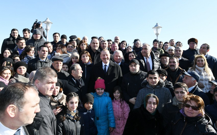 Prezident Sumqayıtın dənizkənarı bulvarında şəhərin sakinləri ilə görüşüb