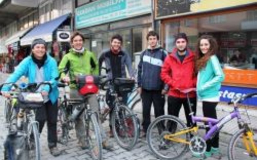 Французские велосипедисты-путешественники скоро доберутся до Азербайджана