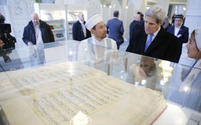 Госсекретарь США подарил соборной мечети в Астане картину со стихами из Корана