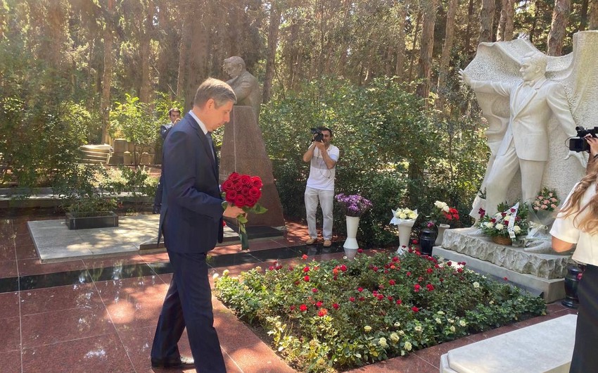  Посол России в Азербайджане возложил венок к могиле Муслима Магомаева