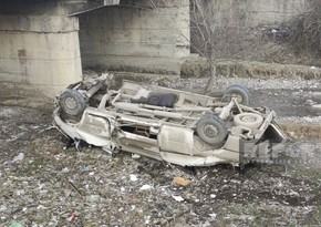 В Хачмазе микроавтобус упал с моста, водитель получил травмы