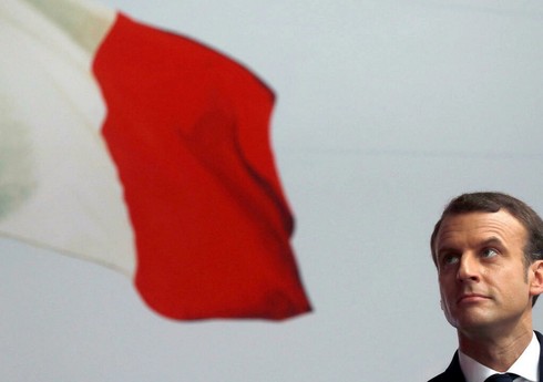 СМИ Франции: Президент Макрон изменил флаг