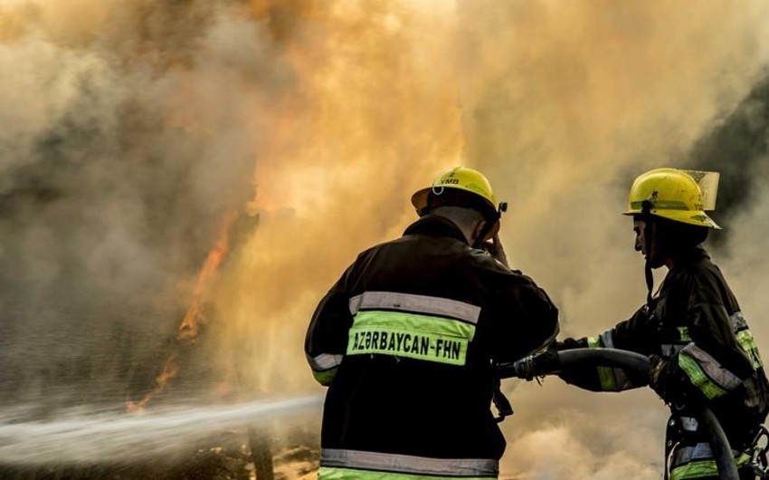 В Баку возник пожар в общежитии, эвакуированы десятки человек