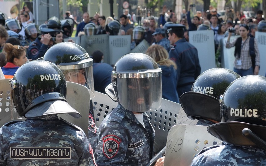 Ermənistanda polis etirazçılara güc tətbiq edib, 34 nəfər saxlanılıb