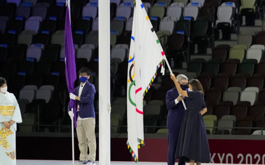 IOC president hands over Olympic flag to Paris mayor