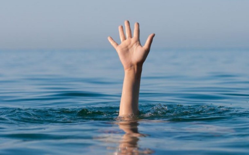 В Ширване в коллекторе утонул 56-летний мужчина