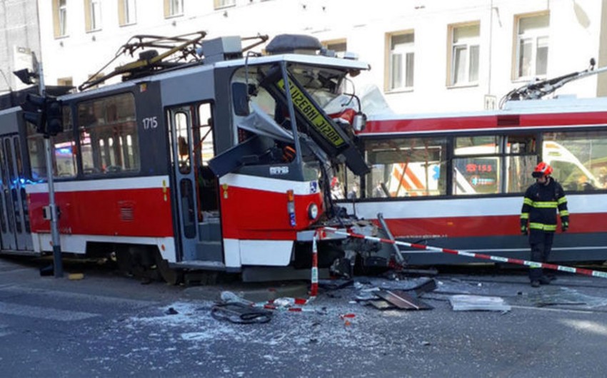 Çexiyada tramvayla trolleybus toqquşub, 40 nəfər yaralanıb