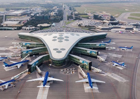 Малайзийский самолет совершил экстренную посадку в аэропорту Баку