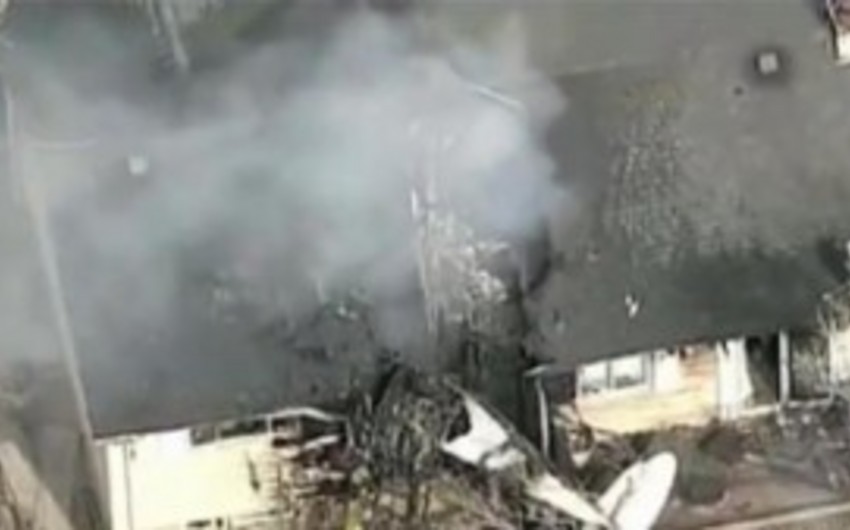 В Индонезии учебный самолет ВВС страны упал на жилой дом