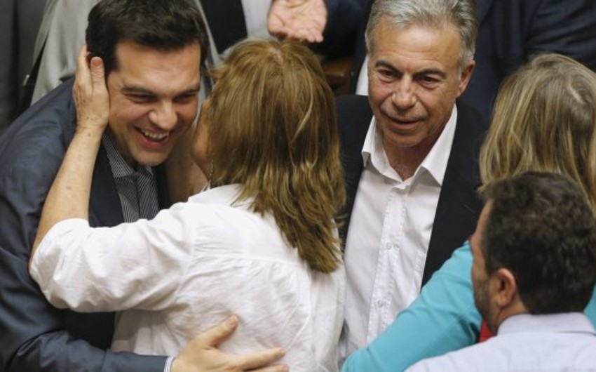 Yunanıstan parlamenti baş nazirə saziş imzalama səlahiyyəti verdi