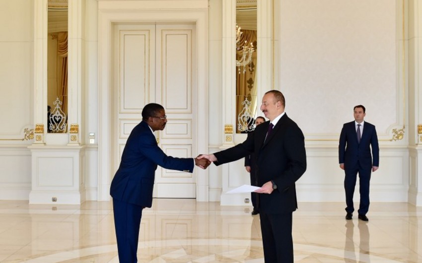 Президент Ильхам Алиев принял верительные грамоты новоназначенного посла Буркина-Фасо в Азербайджане