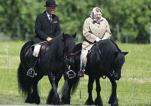 Королева Великобритании снова ездит верхом на лошади