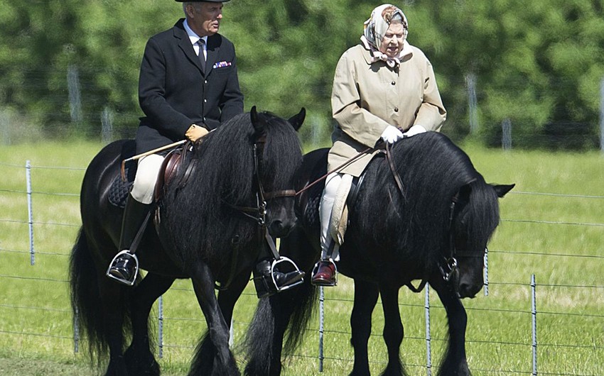 Королева Великобритании снова ездит верхом на лошади