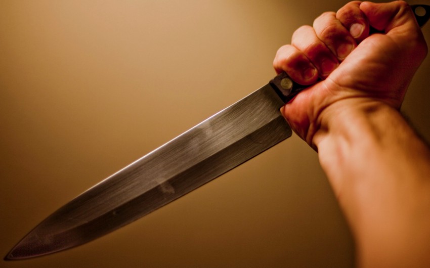 В Баку 17-летний парень ранил себя ножом