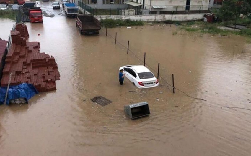 В Турции проливные дожди вызвали наводнение
