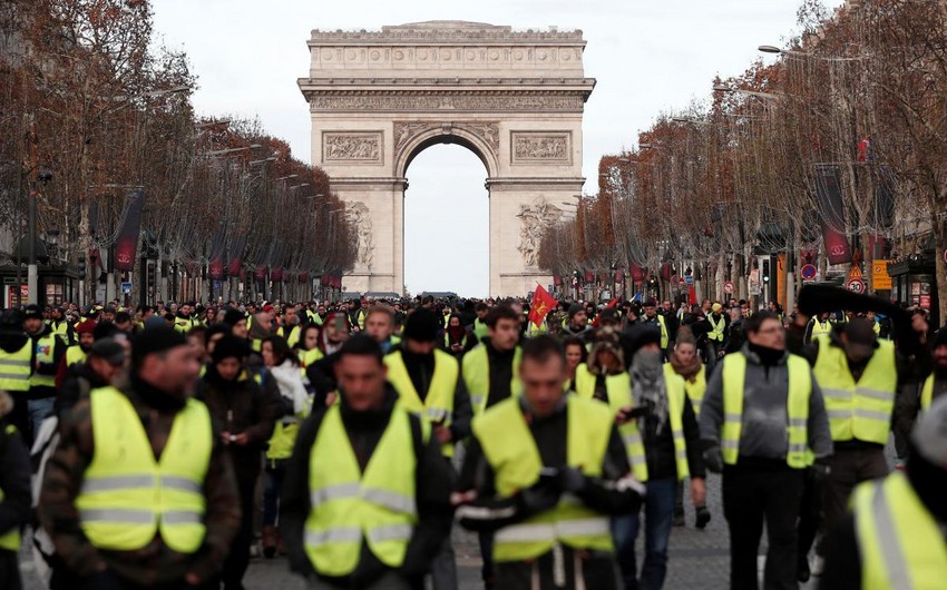 Ущерб от протестов желтых жилетов во Франции составил 2,5 млрд евро