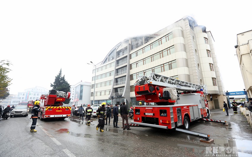 Пожар в бизнес-центре в Баку локализован, эвакуированы 40 человек - ОБНОВЛЕНО - 2