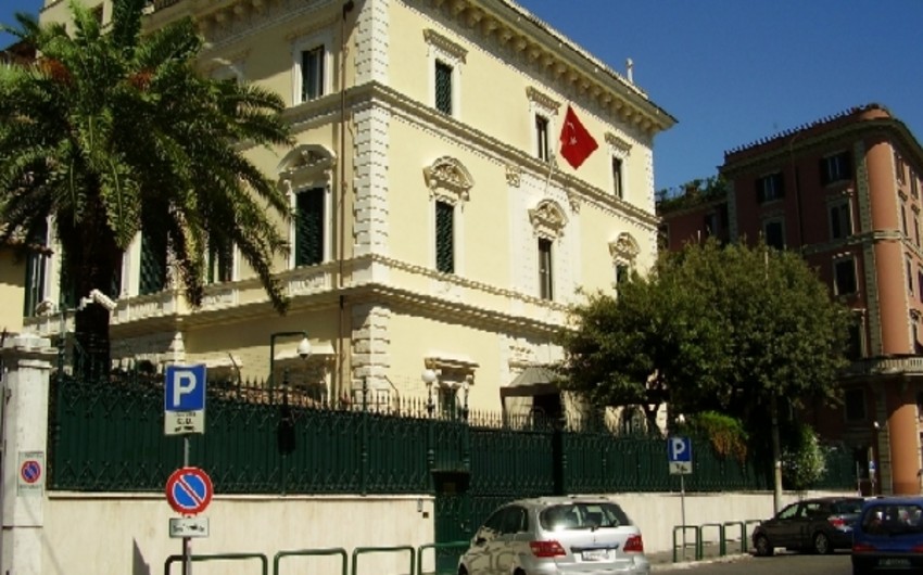 ​Генконсульство Турции в Париже рекомендует гражданам оставаться дома