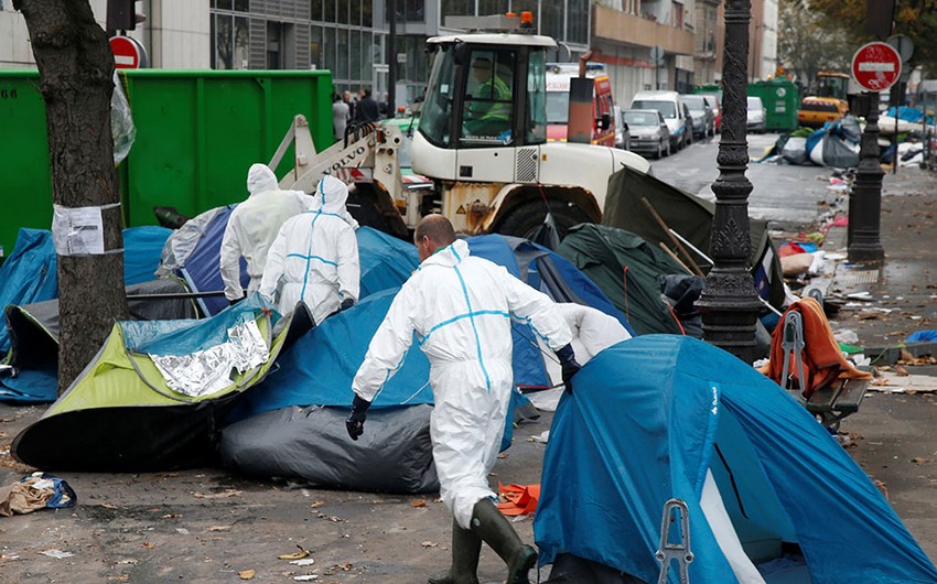 В Париже сносят лагерь беженцев