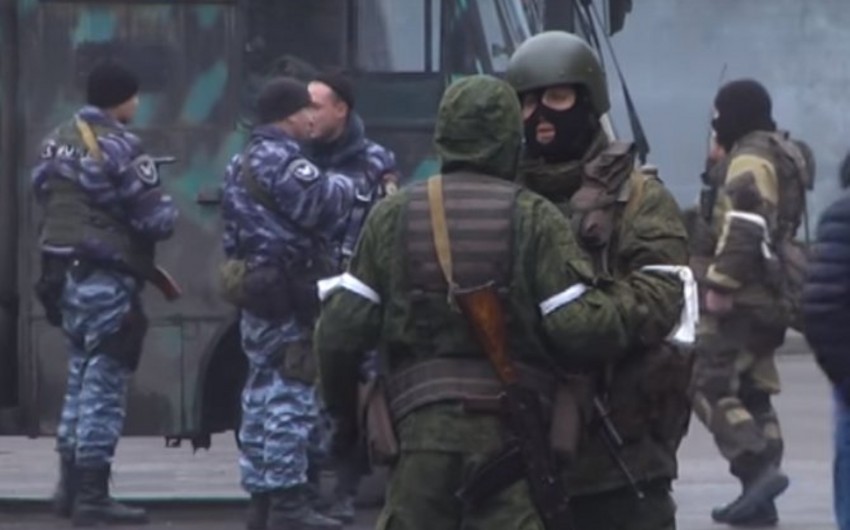 Центр Луганска захватили вооруженные люди - ВИДЕО
