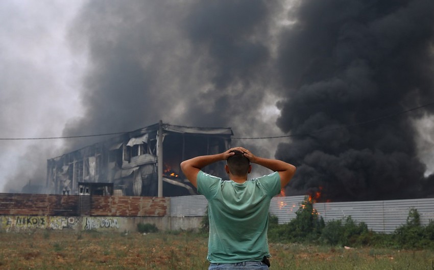 Death toll rises as wildfires rage across Greece 