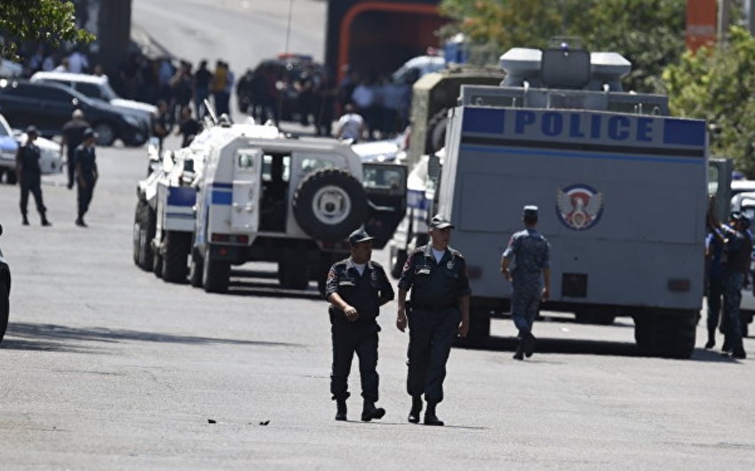 Захватившие отдел полиции в Ереване освободили еще двоих заложников