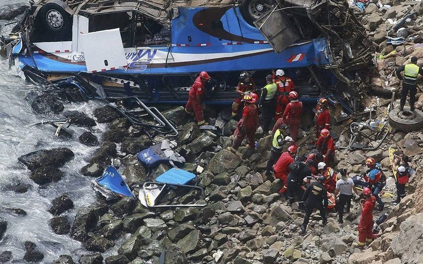 В Перу десять человек погибли в результате падения автобуса в реку