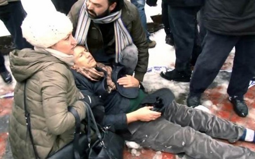 İstanbulda məscidin həyətindəki çardağın damı uçub, 2 nəfər ölüb, 20-dən çox adam yaralanıb