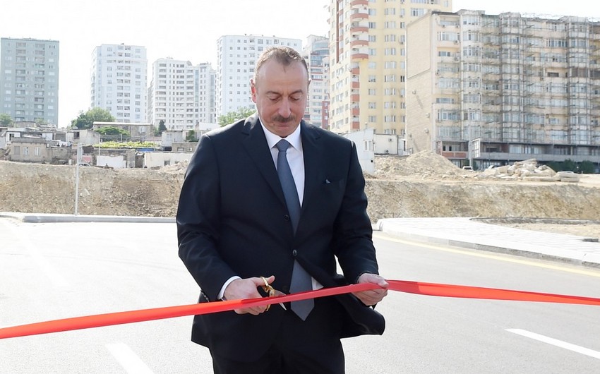 Президент Ильхам Алиев принял участие в открытии новых дорог в Ясамальском районе Баку