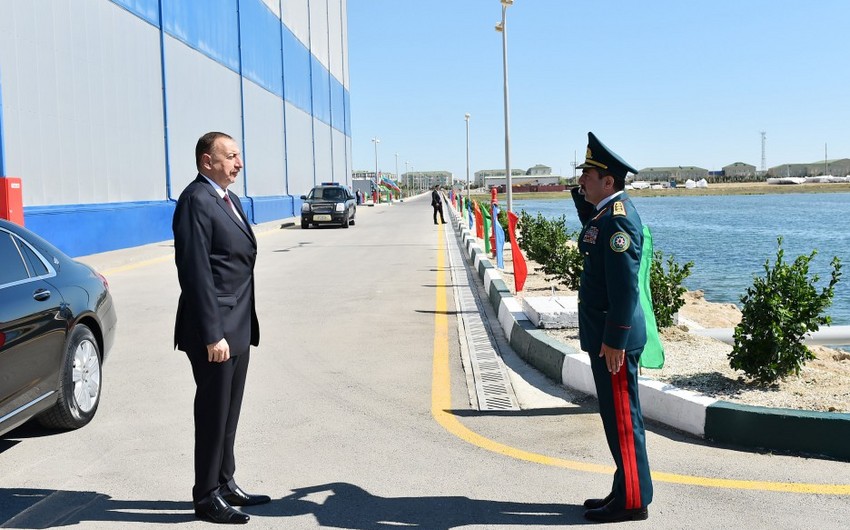 Президент Ильхам Алиев ознакомился с новым пограничным сторожевым кораблем второго класса Береговой охраны Государственной пограничной службы