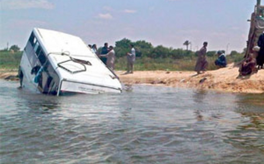 В Индии автобус упал в реку, погибли 15 человек