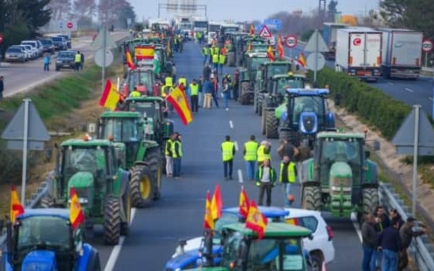 Farmers block dozens of roads across Spain