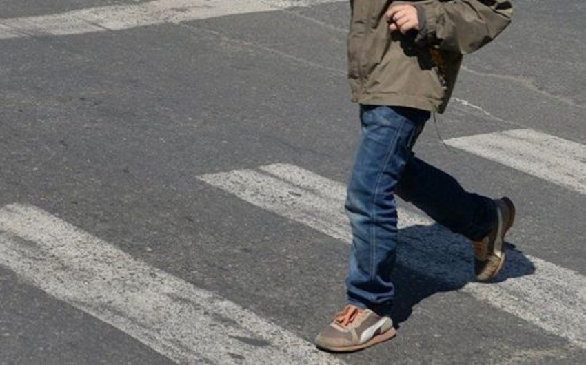 В Баку школьника, выбежавшего на дорогу, сбила машина