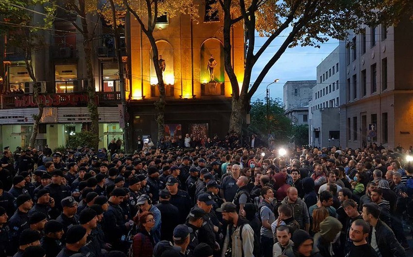 Tbilisidə aksiyaların keçirildiyi parlament binası qarşısına əlavə polis qüvvələri cəlb olunub