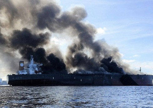 Два нефтяных танкера загорелись у берегов Сингапура